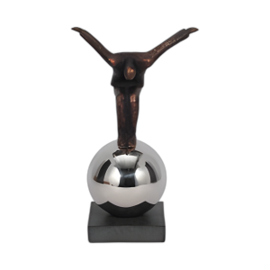 HOMBRE DE EQUILIBRIO DE METAL DE 12´´ EN LA ESFERA, BRONCE