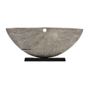 METAL, ESCULTURA DE MEDIO CÍRCULO CORRUGADO DE 13´´ H, MARFIL